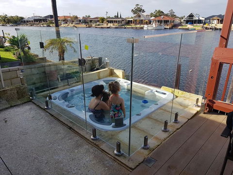 Waterside Resort Style - New Castle Holiday 1