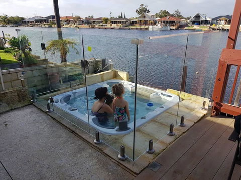 Waterside Resort Style - New Castle Holiday 3