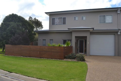 Waterview- Stoneleigh At Yarra - New Castle Holiday 0