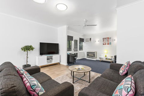 Wattle Grove Villa - New Castle Holiday 3