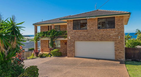 Waves @ Caves - New Castle Holiday 0