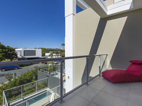 WAVES ON KAMALA 13 - New Castle Holiday 2