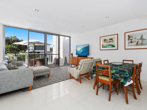 WAVES ON KAMALA 13 - New Castle Holiday 3