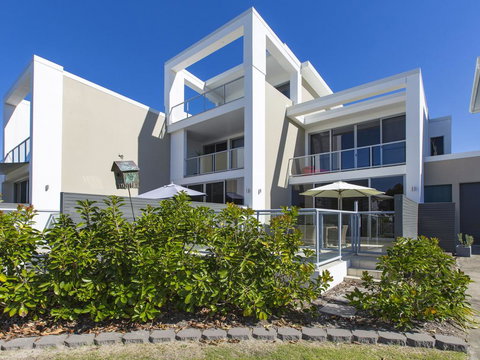 WAVES ON KAMALA 13 - New Castle Holiday 0