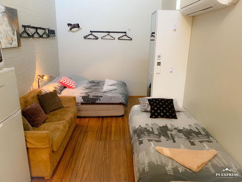Westside Studio Apartments - New Castle Holiday 2