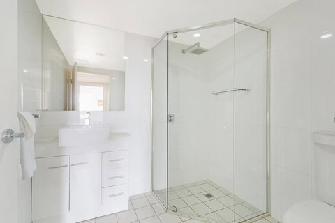 Wharf Apartment Unit 5 - New Castle Holiday 3