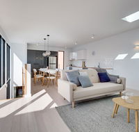 White Room Apartments - New Castle Holiday