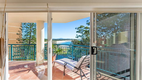 Whitesands 301 - Main Beach Location - New Castle Holiday 2