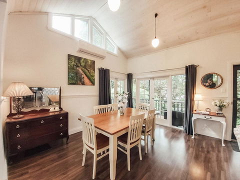 Wildflower Cottage - New Castle Holiday 0