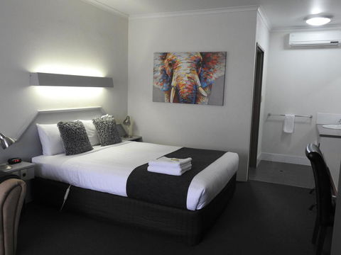 Wine Village Motor Inn - New Castle Holiday 1