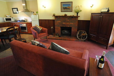 Wintarni Olives Cottage - New Castle Holiday 0