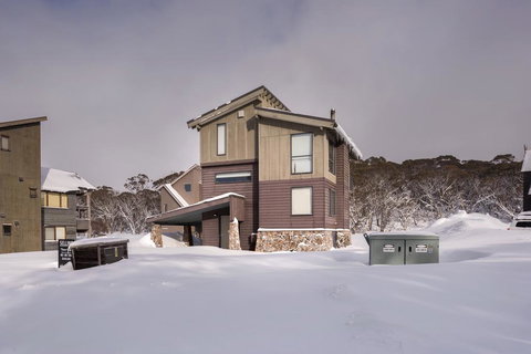 Winterfell - New Castle Holiday 0