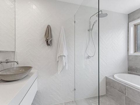 Wirragulla, 10 Marty Avenue - Stylish Modern House With Ducted Air Con & WIFI - New Castle Holiday 0