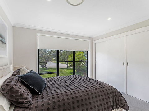 Wirragulla, 10 Marty Avenue - Stylish Modern House With Ducted Air Con & WIFI - New Castle Holiday 3