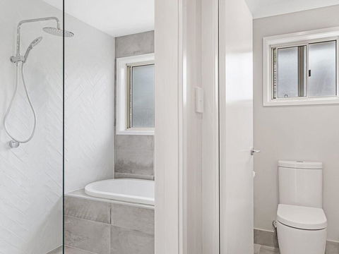 Wirragulla, 10 Marty Avenue - Stylish Modern House With Ducted Air Con & WIFI - New Castle Holiday 2