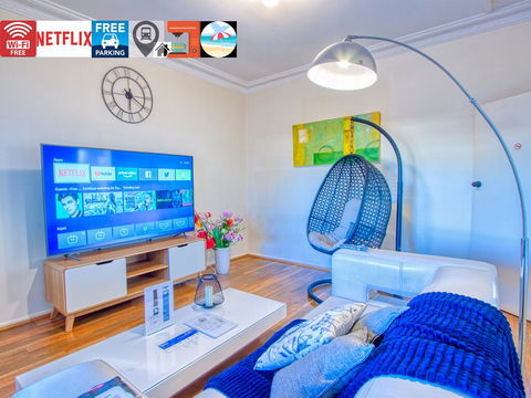 Wollongong Station Holiday House With Wi-Fi,75 Inch TV, Netflix,Parking,Beach - New Castle Holiday 0