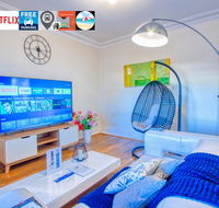 Wollongong station holiday house with Wi-Fi75 Inch TV NetflixParkingBeach - New Castle Holiday