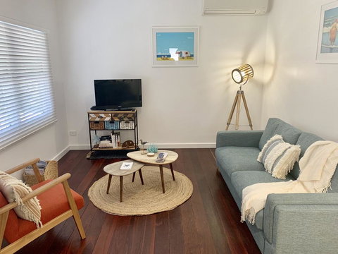 Yaringa Cottage...by The Sea - New Castle Holiday 3