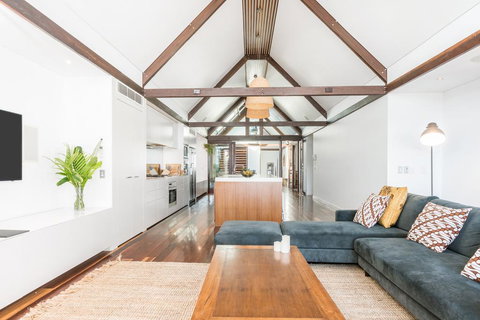 Your Luxury Escape - On The Bay - Stunning Beachfront Apartment - New Castle Holiday 2