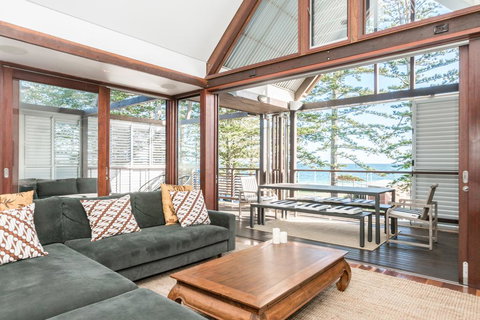 Your Luxury Escape - On The Bay - Stunning Beachfront Apartment - New Castle Holiday 0