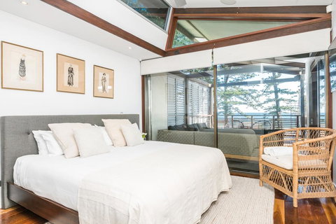 Your Luxury Escape - On The Bay - Stunning Beachfront Apartment - New Castle Holiday 3