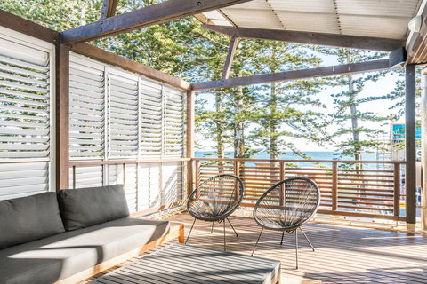 Your Luxury Escape - On The Bay - Stunning Beachfront Apartment - New Castle Holiday 1