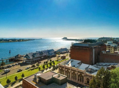 3 Bedroom Apartment Over Looking Newcastle - New Castle Holiday 0