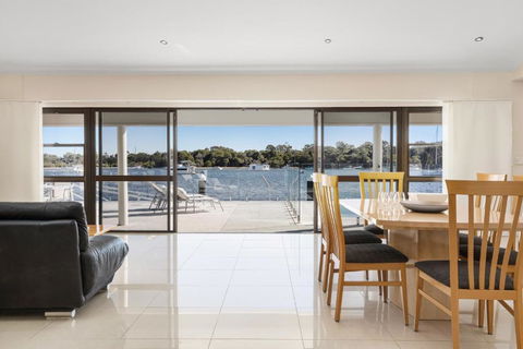 Affordable Riverfront, Pool, Private Pontoon - New Castle Holiday 4