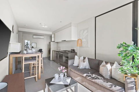 A 2BR Apt On Collins With City Views FREE Parking - New Castle Holiday 1