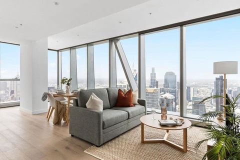 A Chic 2BR Apt With Panoramic Views FREE Parking - New Castle Holiday 1