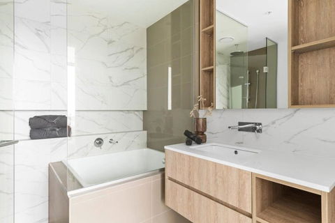 A Chic 2BR Apt With Panoramic Views FREE Parking - New Castle Holiday 4