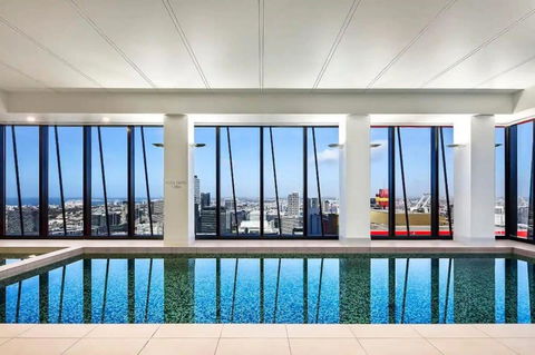 A Chic & Comfy 2BR Apt On Collins With City Views - New Castle Holiday 2