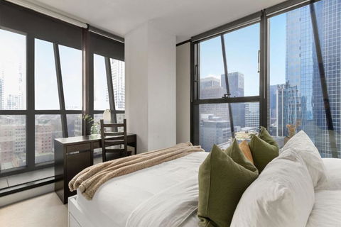 A Chic & Comfy 2BR Apt On Collins With City Views - New Castle Holiday 1