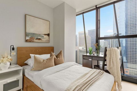 A Chic & Comfy 2BR Apt On Collins With City Views - New Castle Holiday 4