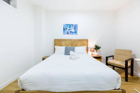 A Coveted Collins Street Pad With Parking - New Castle Holiday 1