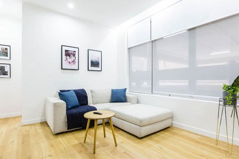 A Coveted Collins Street Pad With Parking - New Castle Holiday 0