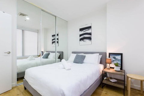 A Coveted Collins Street Pad With Parking - New Castle Holiday 4