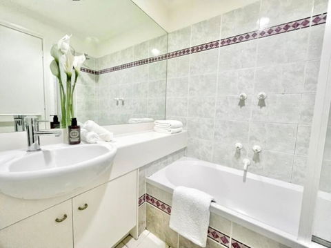 A Cozy 2B2B Apt Next To Carlton Garden W/ Parking - New Castle Holiday 1