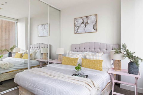 A Cozy 2BR Apt On Collins Near Flinders Station - New Castle Holiday 0