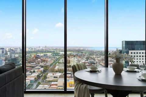A Cozy 2BR Apt With Panoramic Views FREE Parking - New Castle Holiday 0
