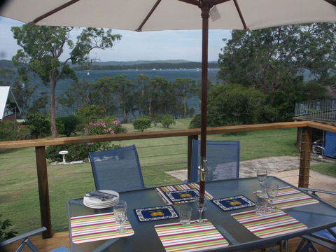 A LAKEHOUSE ESCAPE - A Waterfront Reserve On Shores Of Lake Macquarie - New Castle Holiday 1