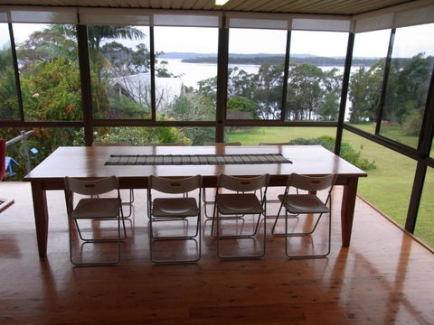 A LAKEHOUSE ESCAPE - A Waterfront Reserve On Shores Of Lake Macquarie - New Castle Holiday 3