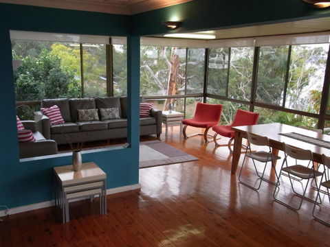 A LAKEHOUSE ESCAPE - A Waterfront Reserve On Shores Of Lake Macquarie - New Castle Holiday 2
