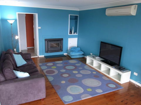 A LAKEHOUSE ESCAPE - A Waterfront Reserve On Shores Of Lake Macquarie - New Castle Holiday 4