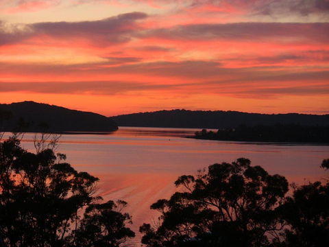 A LAKEHOUSE ESCAPE - A Waterfront Reserve On Shores Of Lake Macquarie - New Castle Holiday 0