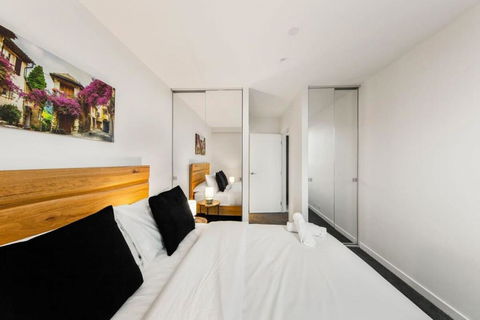 A Lux 2BR Apt With Panoramic Views, FREE Parking - New Castle Holiday 1