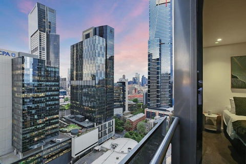 A Modern 2BR Apt With City Views FREE Parking - New Castle Holiday 1