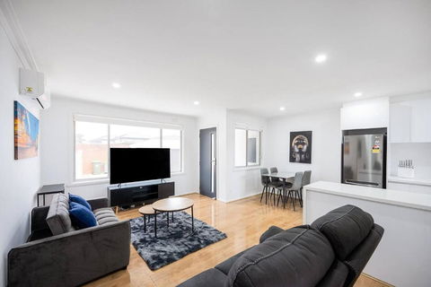 A Private Hideaway With Large Backyard And CarParks - New Castle Holiday 0
