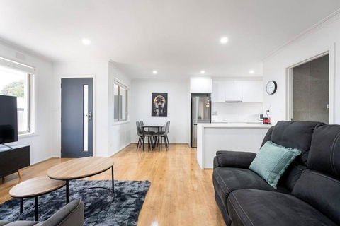 A Private Hideaway With Large Backyard And CarParks - New Castle Holiday 3