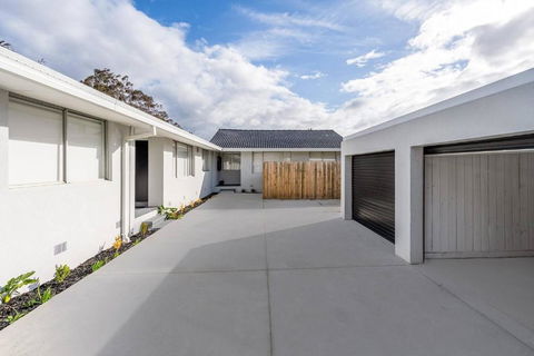 A Private Hideaway With Large Backyard And CarParks - New Castle Holiday 4